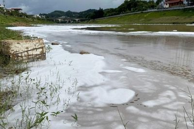 Lạng Sơn: Nhiều dải bọt trắng xuất hiện bất thường trên sông Kỳ Cùng