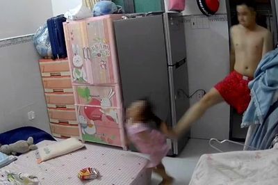 [Clip] Bé gái 3 tuổi ở TPHCM bị chồng hờ của mẹ đánh đập, bóp cổ gây phẫn nộ