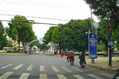 CLIP: Nhóm người đi xe đạp điện ngang nhiên vượt đèn đỏ ở Đắk Lắk