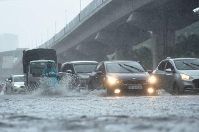 5 kinh nghiệm 'xương máu' khi lái xe dưới trời mưa to, đường ngập sâu