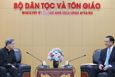 Bộ trưởng Nguyễn Đình Khang tiếp Đặc sứ Giáo hoàng Lêô XIV