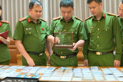 Bí ẩn tờ đô la và ứng dụng 'tự hủy' trong đường dây buôn lậu 28.000 viên kim cương