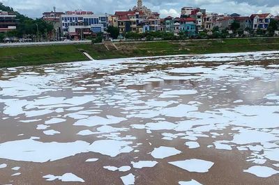 Xác minh nguyên nhân bọt trắng xóa như băng trôi trên sông ở Lạng Sơn