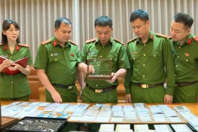 Triệt phá đường dây buôn lậu hơn 28.000 viên kim cương