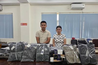 Khởi tố hai vợ chồng sản xuất hơn 14.000 áo thun giả 11 nhãn hiệu nổi tiếng