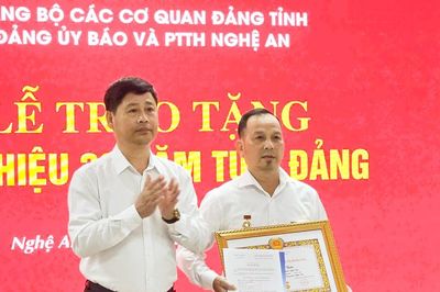 Đảng ủy Báo và phát thanh, truyền hình Nghệ An tổ chức trao Huy hiệu 30 năm tuổi Đảng tặng đảng viên