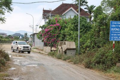 Dự án trăm tỷ dang dở, người dân khốn khổ vì bụi mịt mù, đường lầy lội