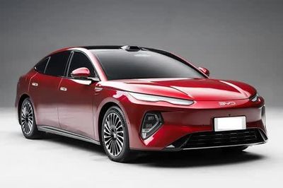 Xe sedan hạng sang dài hơn 5,1 mét, công suất 694 mã lực, giá từ 763 triệu đồng