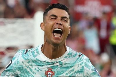 Ronaldo nghẹn ngào sau chiến thắng của Bồ Đào Nha
