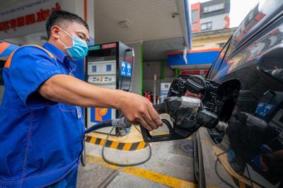 Giá xăng dầu hôm nay 3/7: Tiếp tục giảm