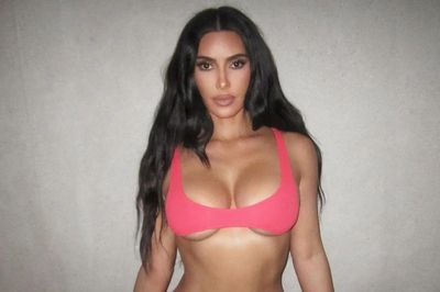 Loạt ảnh diện đồ tắm bé tí gây sốt của người mẫu Kim Kardashian