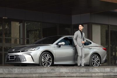 Toyota Camry Hybrid giảm giá 140 triệu đồng