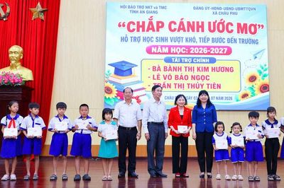 Trao quà cho 100 học sinh có hoàn cảnh khó khăn tại xã Châu Phú