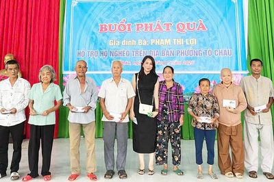 Trao 37 suất quà cho người dân phường Tô Châu