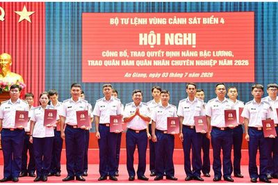 Bộ Tư lệnh Vùng Cảnh sát biển 4 trao quyết định nâng bậc lương, thăng quân hàm quân nhân chuyên nghiệp