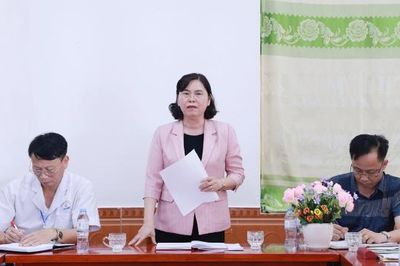 Phó Chủ tịch Thường trực HĐND tỉnh Bắc Ninh Trần Thị Hằng dự sinh hoạt chi bộ Trạm Y tế Tiên Lục