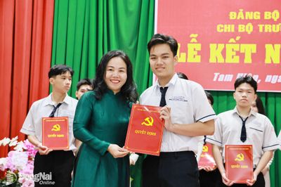 19 học sinh ưu tú Trường THPT Trấn Biên vinh dự được kết nạp Đảng ở tuổi 18