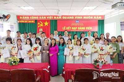 Chi bộ Trường THPT Tam Hiệp kết nạp 21 đảng viên mới