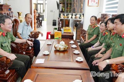 Đồng Tháp: Thăm, tặng quà gia đình lãnh đạo Công an tỉnh qua các thời kỳ