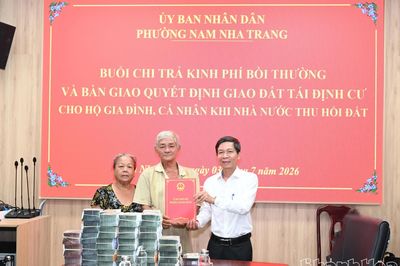 Hộ dân đầu tiên nhận bàn giao đất tái định cư tại Khu tái định cư Đất Lành, phường Nam Nha Trang