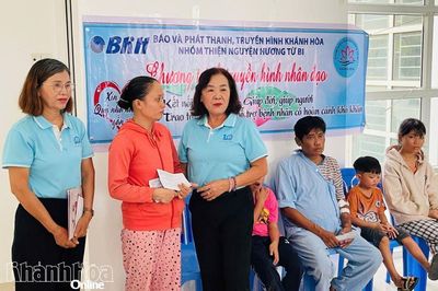 Báo và Phát thanh, Truyền hình Khánh Hòa phối hợp trao hơn 56 triệu đồng cho bệnh nhân có hoàn cảnh khó khăn
