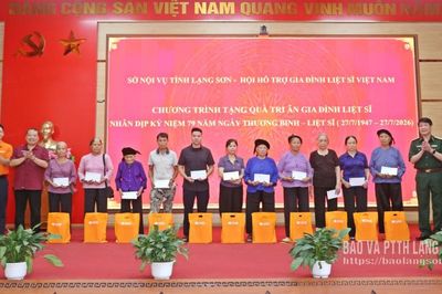 Tặng quà thân nhân liệt sĩ tại các xã