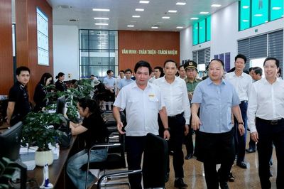 Đoàn công tác Ban Thường vụ Tỉnh ủy Tuyên Quang tham quan các mô hình phát triển tiêu biểu tại Lào Cai
