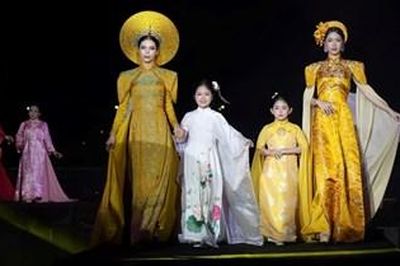 Áo dài khoe sắc bên dòng Hương Giang