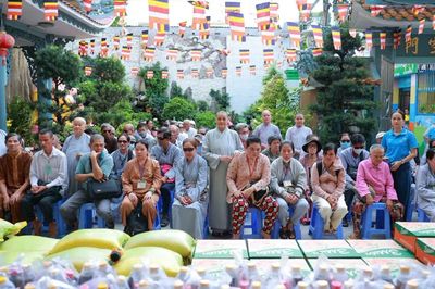 TP.HCM: Ni viện Phước Long trao 100 phần quà đến người dân có hoàn cảnh khó khăn