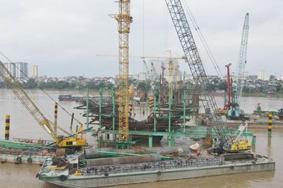 Hà Nội: Cảnh sát đi ca nô kiểm tra an toàn tại công trình cầu Trần Hưng Đạo