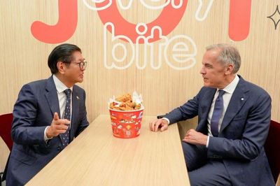 Tổng thống Philippines và Thủ tướng Canada cùng ăn gà rán tại Jollibee