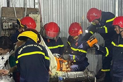 Giải cứu nam thanh niên bị mắc kẹt cánh tay trong máy tái chế nhựa
