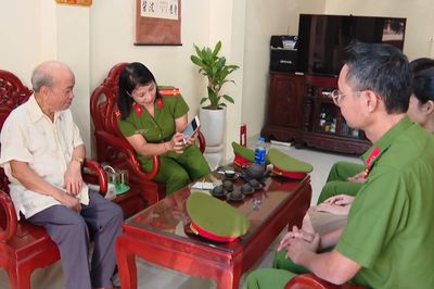 Chiến sĩ với phong trào 'Bình dân học vụ số'