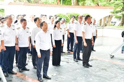 Tổng Kiểm toán nhà nước và Đoàn công tác dâng hương tại Ngã ba Đồng Lộc