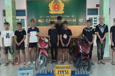 Mang hung khí khiêu khích cảnh sát tuần tra, 8 thanh thiếu niên bị tạm giữ