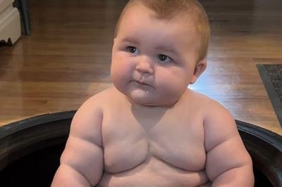 Mới 8 tháng tuổi đã nặng hơn 15 kg, cậu bé khiến bố mẹ phải chi cả trăm triệu đồng vì lớn nhanh ngoài sức tưởng tượng