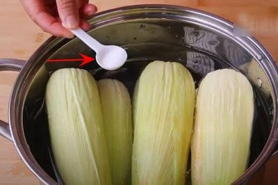 Luộc ngô không cần cho đường, thêm thìa gia vị này ngô ngon ngọt hơn nhiều, ai không biết quá tiếc