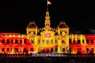 Hàng ngàn khán giả mãn nhãn với 'đại tiệc' 3D Mapping mừng 50 năm Thành phố mang tên Bác