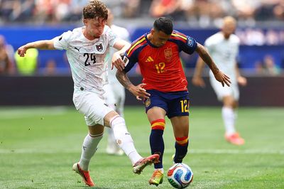 Tây Ban Nha thắng Áo 3-0: Cử nhân quản trị kinh doanh ghi 2 bàn