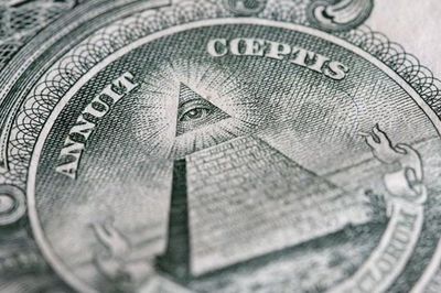 Vì sao trên tờ 1 USD có hình con mắt và kim tự tháp?