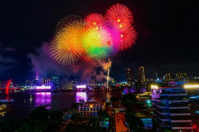 Biển người háo hức chiêm ngưỡng pháo hoa mừng 50 năm Thành phố mang tên Bác