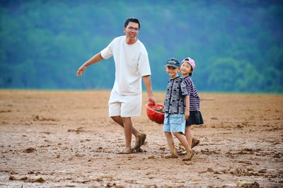 Rời điện thoại, máy tính bảng, 'khối nghỉ hè' thích thú bắt cá mò ốc ở Đà Lạt