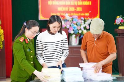 Tổ dân phố sau sáp nhập: Khi cán bộ đi xa hơn, học nhiều hơn để phục vụ dân