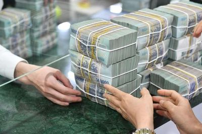 Ngân hàng tìm cách gỡ khó huy động vốn