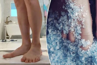 Rộ trào lưu đứng trên muối epsom để ngủ ngon và đẹp da, chuyên gia nói gì?