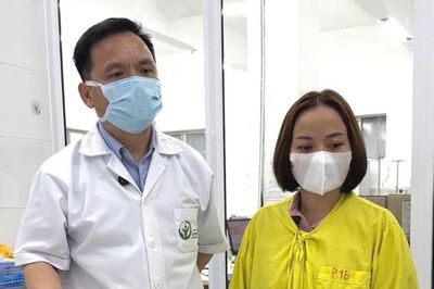 Khoảnh khắc tiễn biệt nghẹn ngào của thầy hiệu trưởng với học trò hiến tạng cứu người
