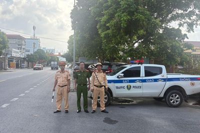 CSGT Hưng Yên kịp thời ứng cứu người đàn ông bất tỉnh giữa đường