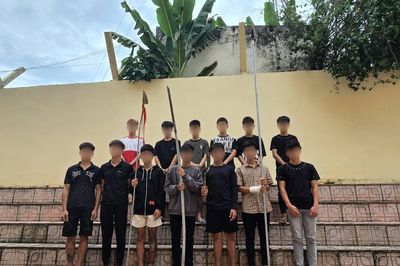 Tạm giữ nhóm thanh thiếu niên ném dao phóng lợn về phía công an để tẩu thoát