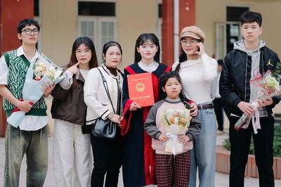 Vượt nghịch cảnh, nữ sinh mồ côi giành thủ khoa khối B00