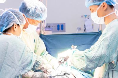 Bóc u nang buồng trứng gần 20cm trong ca mổ lấy thai cho sản phụ nguy cơ cao